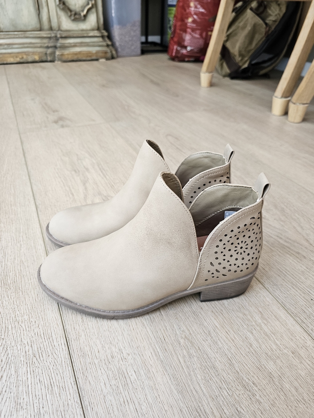 Vepose Perforated Light Tan Chunky Cutout Ankle Slip On Booties - Picture 5 of 9